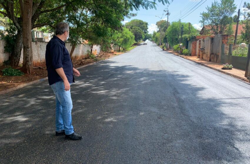  IVAIPORÃ – Prefeito em exercício, Marcelo Reis visita obras de pavimentação asfáltica nos bairros