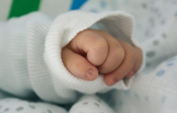  Bebê de 2 meses morre após mãe dormir enquanto amamentava