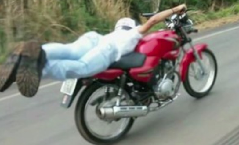  Jovem bate em outra motocicleta fazendo manobras em São Pedro do Ivaí