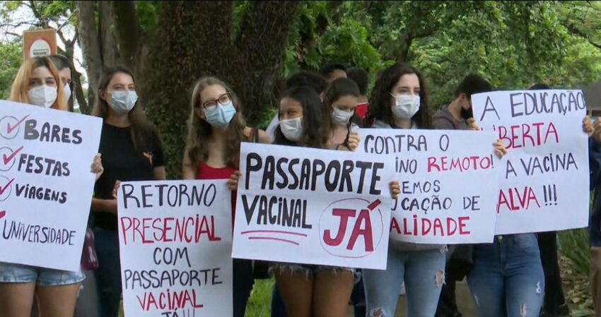  Estudantes da UEL protestam pelo retorno total das aulas presenciais e pedem por exigência de passaporte da vacina