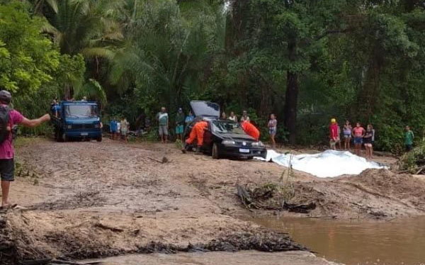  Pai, mãe e filhos morrem após carro cair em rio, no Piauí