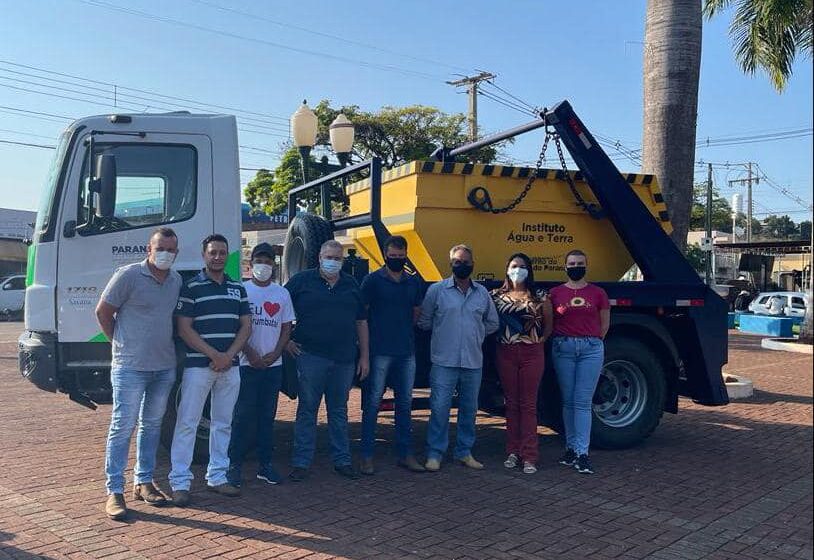  Corumbataí do Sul recebe caminhão Poliguindaste para a Secretaria de Meio Ambiente