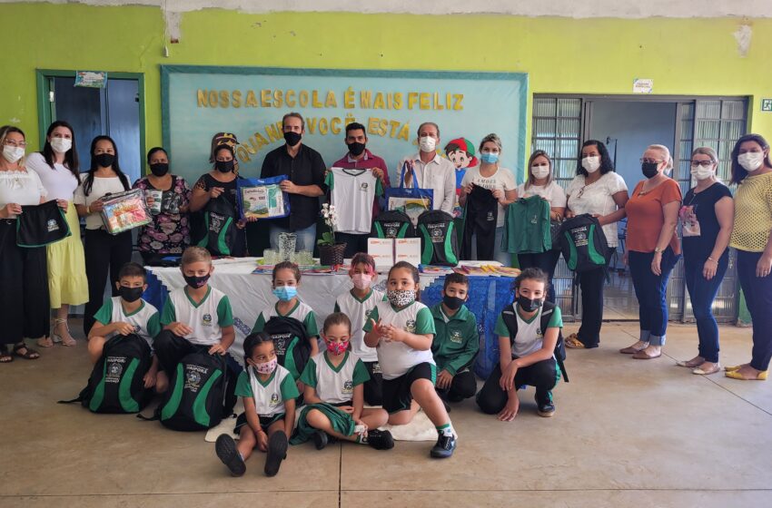  Prefeitura de Ivaiporã investe R$2,5 milhões em uniformes escolares e apostilas em benefício de 2.676 alunos