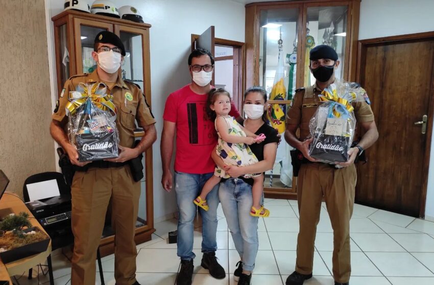  Policiais Militares que ajudaram salvar vida de criança em convulsão recebem homenagem dos pais em Apucarana