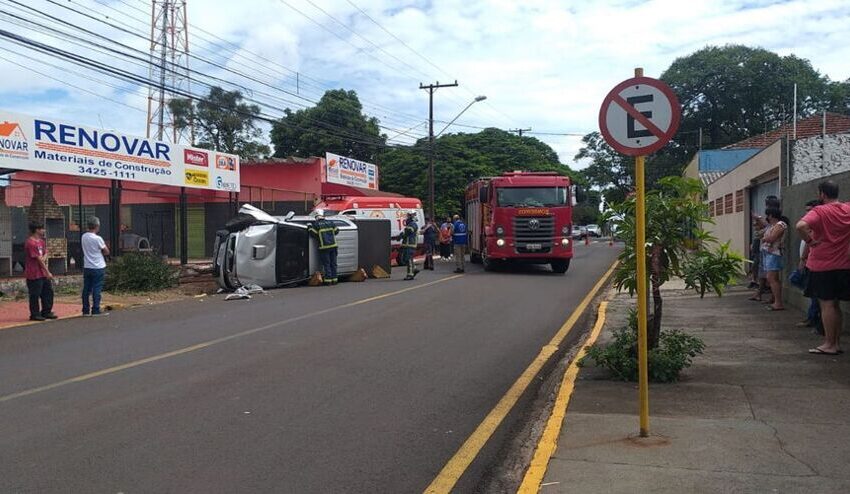  Hilux capota e deixa motorista ferido na tarde deste domingo no centro de Apucarana