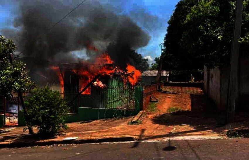  Casa de madeira é destruída por fogo em São João do Ivaí