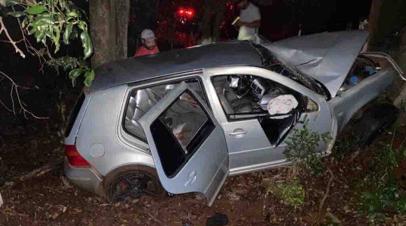  Jovem morre e três ficam feridos em batida de carro contra árvore na PR 160