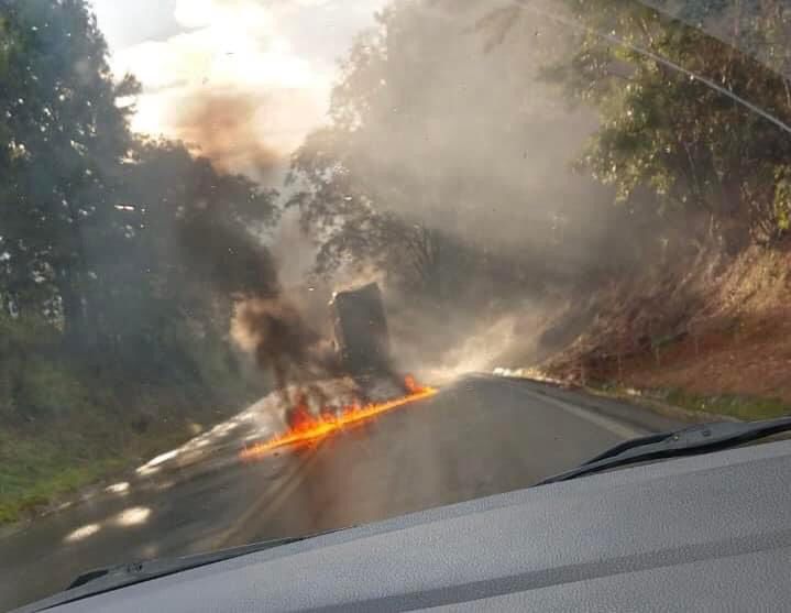  Caminhão pega fogo entre Cândido de Abreu e Reserva