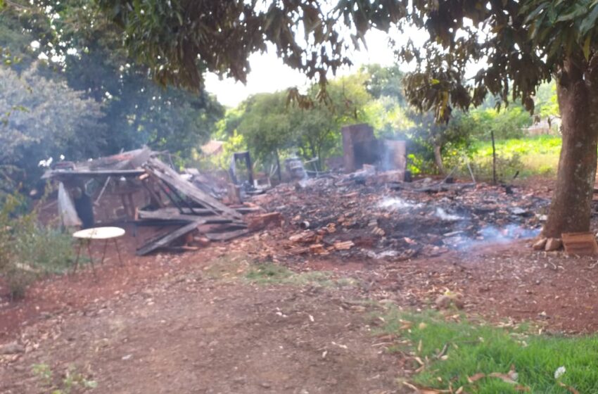  Residência ficou completamente destruída após incêndio no distrito de Jussiara em Kaloré