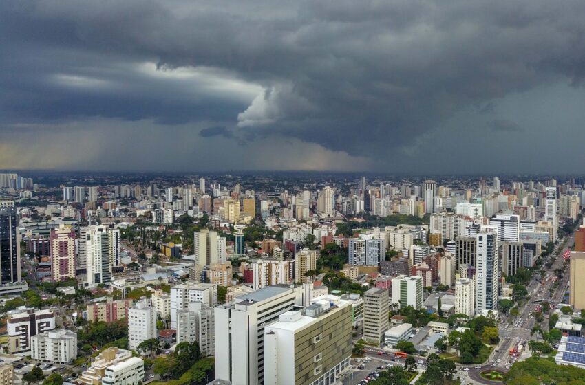  Tempo vira e final de semana deve ser de chuvas mais intensas no Paraná