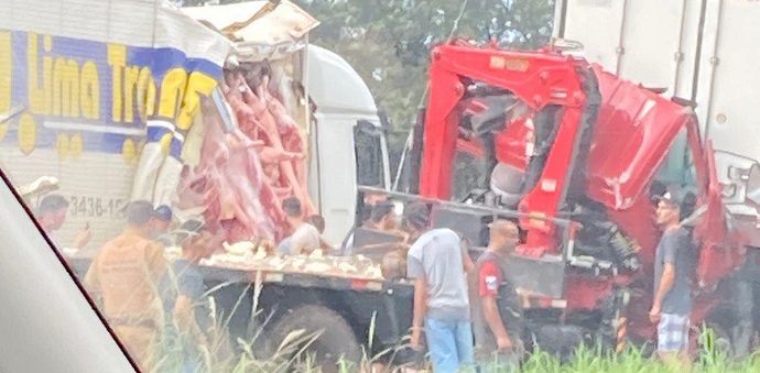  Grave colisão envolvendo 3 caminhões foi registrado na BR-369 em Arapongas