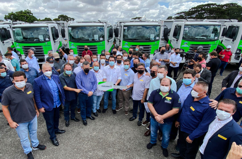  Governador entrega 63 caminhões para reforçar ações ambientais nos municípios