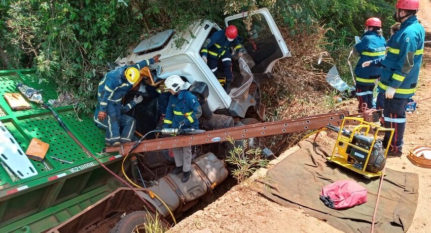  REGIÃO – Motorista fica ferido após caminhão cair de ponte