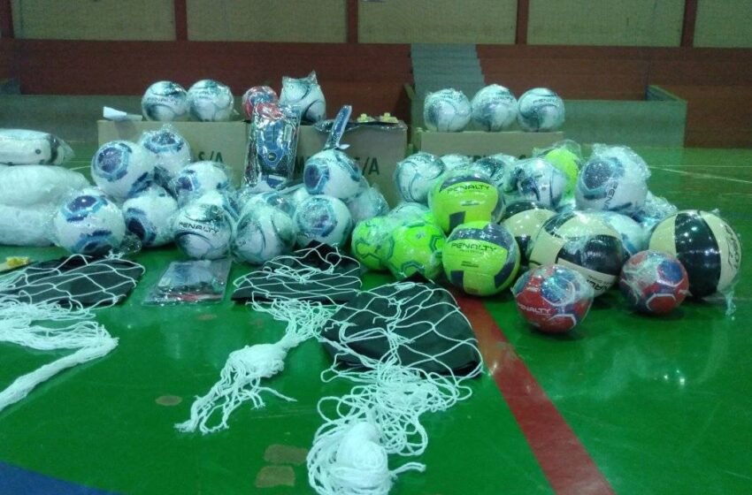  Prefeitura de Novo Itacolomi entrega “kit” de material esportivo ao Departamento de Esportes