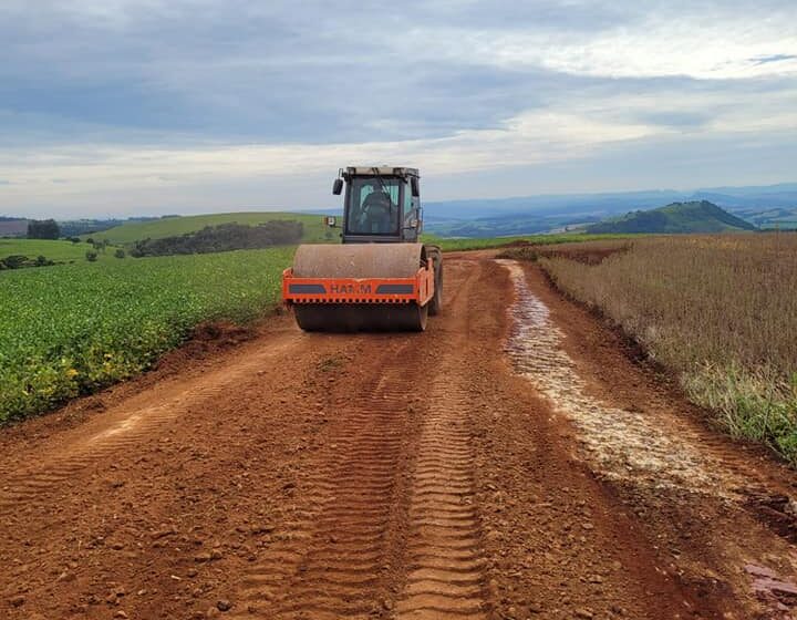  Prefeitura de Ariranha do Ivaí realiza manutenção em estrada rural