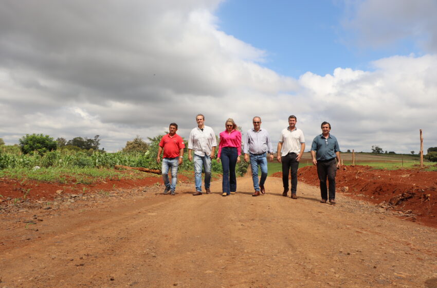  Prefeitura de Ivaiporã cascalha estrada 3 Coqueiros com maquinários da Patrulha Rural