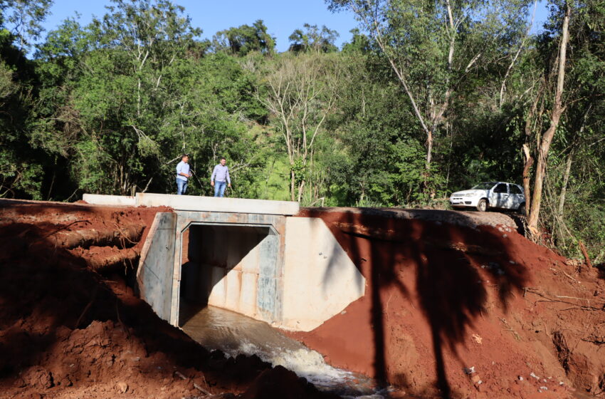  Departamentos de Obras e Viação da Prefeitura de Ivaiporã concluem construção da ponte Água da Prata