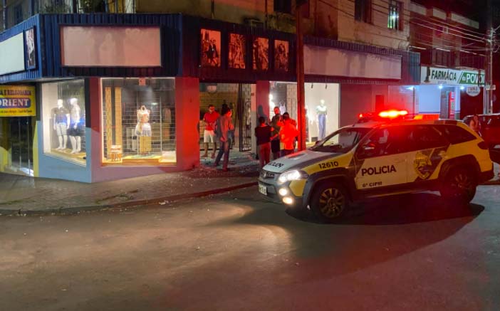  SÃO JORGE DE IVAÍ – Motociclista tenta fugir de abordagem da PM e arrebenta vidraça de loja