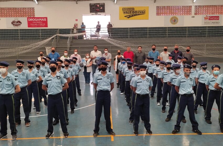  Alunos do Colégio Cívico-militar de Jardim Alegre recebem uniformes