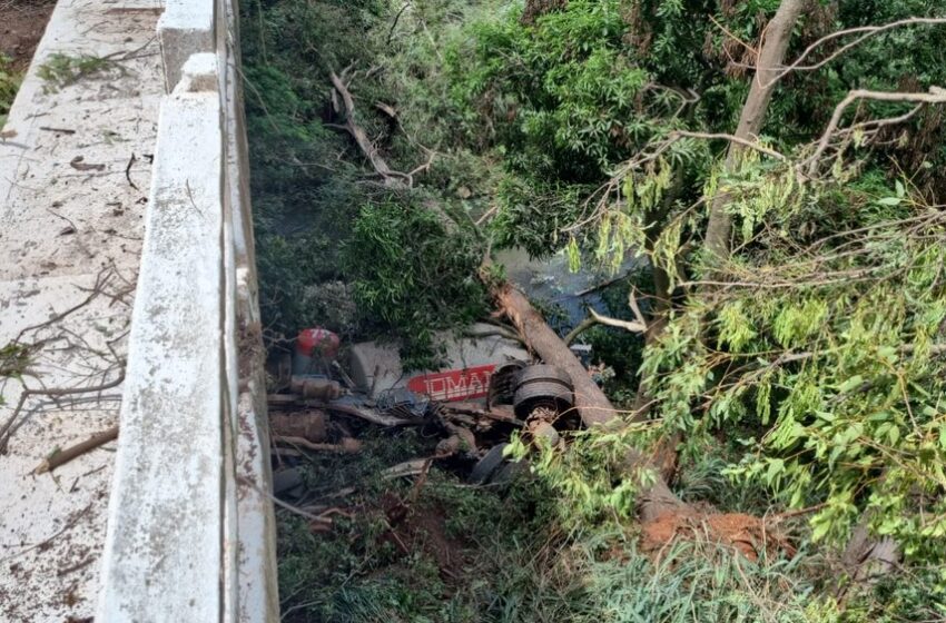  PARANÁ – Um morre e dois ficam feridos após batida e queda de caminhão em ponte