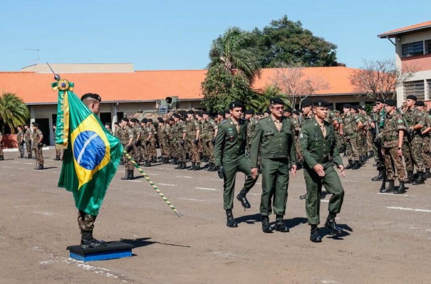  Formatura militar e condecorações marcam o Dia do Exército em Apucarana