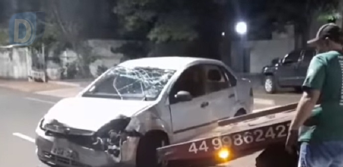  Veículo capota em frente a hospital no centro de Arapongas