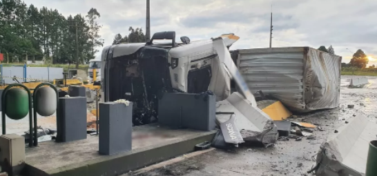  PARANÁ – Motorista morre após bater caminhão em mureta de praça de pedágio