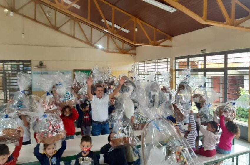  Crianças da rede municipal de Ortigueira recebem cestas de páscoa