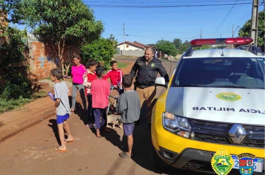  PM de Apucarana entrega chocolate para crianças