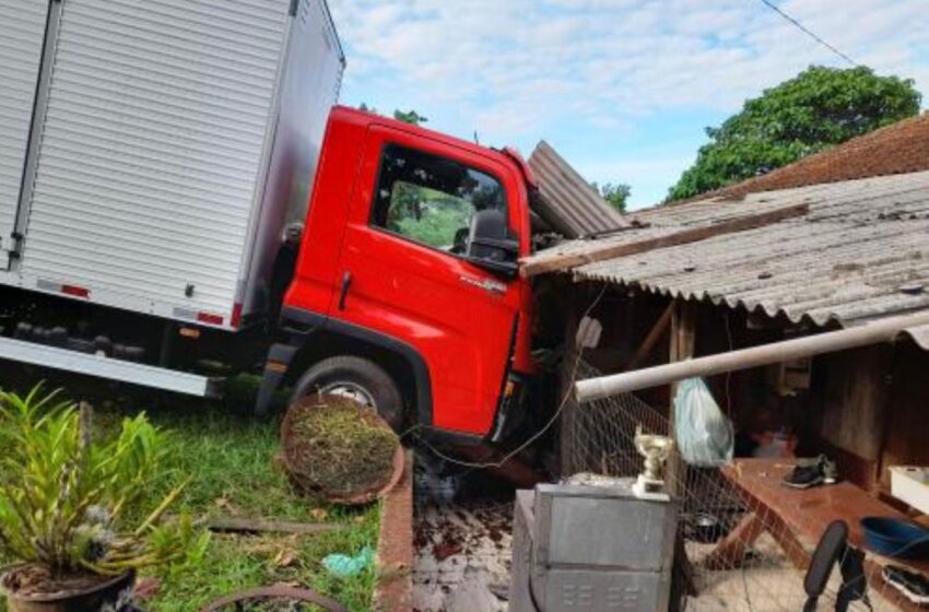  Caminhão invade casa em pesqueiro em Borrazópolis
