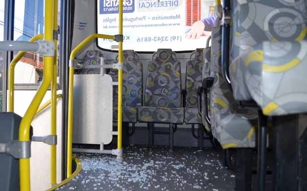  Menor arremessa pedra e quebra vidro de ônibus escolar em Jardim Alegre