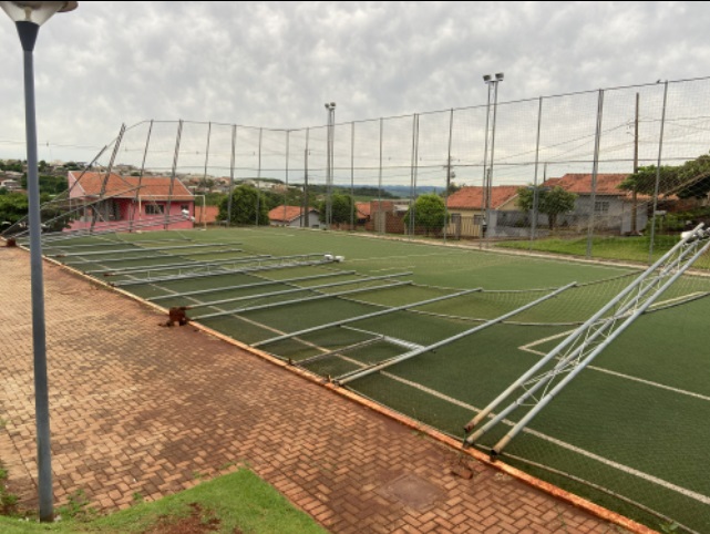  Vendaval derruba parte do alambrado do campo sintético em São João do Ivaí