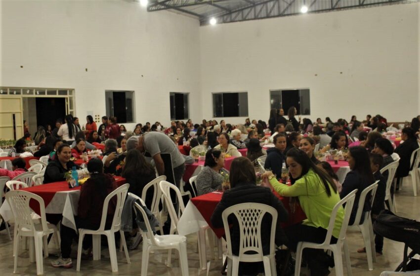  Jantar em comemoração ao Dia das Mães reúne mais de 400 mulheres no salão Paroquial