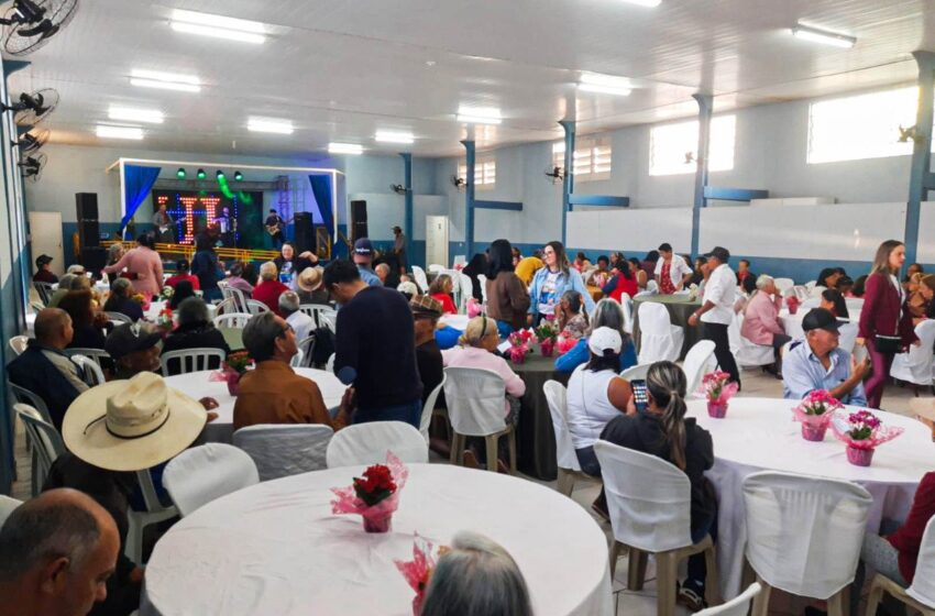  Secretaria de Assistência Social de Mauá da Serra homenageou as mães com um jantar e baile