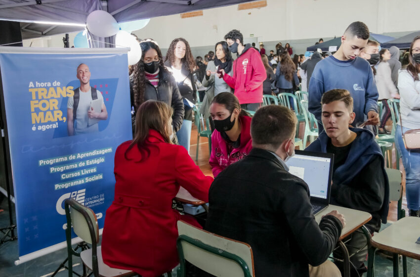  APUCARANA – Feira das profissões promove a interação entre estudantes e empresa