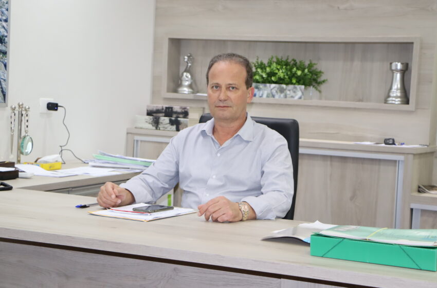  Prefeito Carlos Gil autoriza 1ª parcela do 13º salário aos servidores da Prefeitura de Ivaiporã