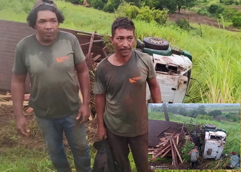  Caminhão de Faxinal tomba entre Kaloré e Marumbi; Motorista e ajudante saíram ilesos