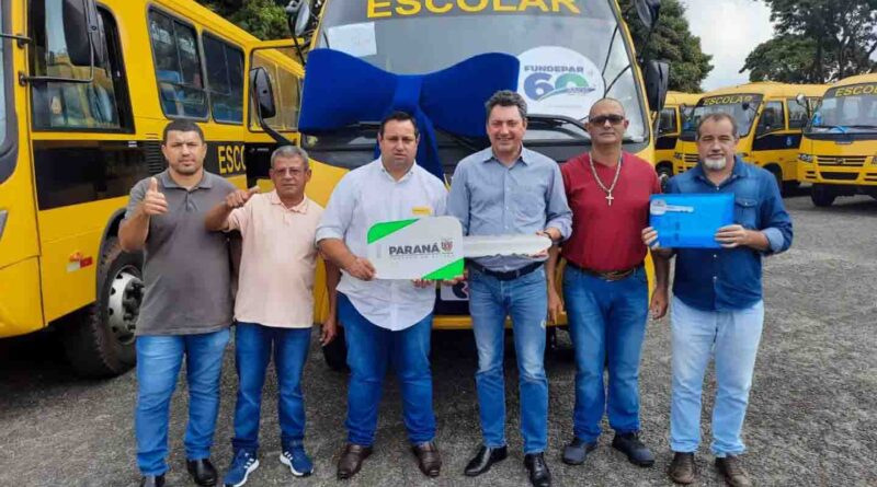  Lunardelli recebe dois novos ônibus para o transporte escolar