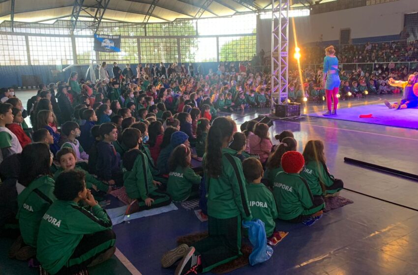  Crianças da rede municipal de ensino de Ivaiporã assistem ao espetáculo Circo Urbano