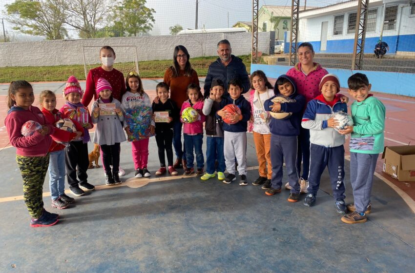  Prefeitura de Rio Branco do Ivaí entrega kits de materiais esportivos para as Escolas Municipais