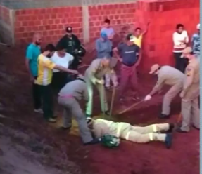  REGIÃO – Criança é resgatada após cair em buraco com cerca de três metros de profundidade