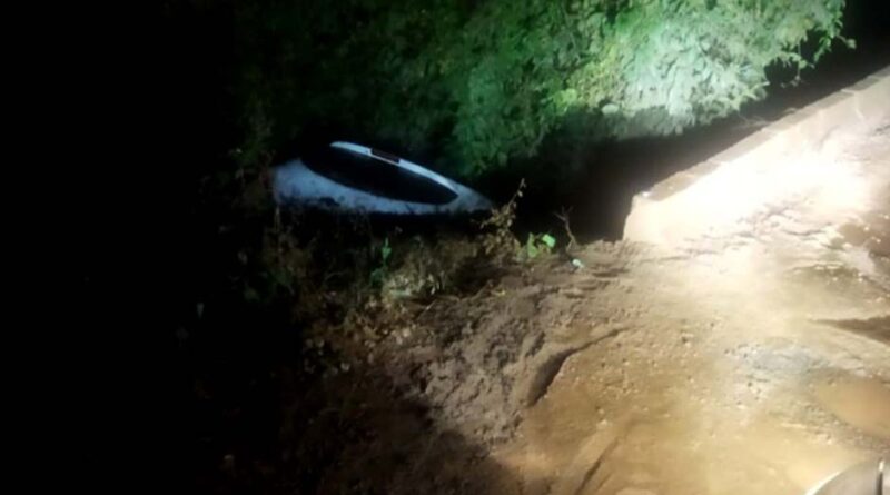  Carro cai dentro de rio em São João do Ivaí
