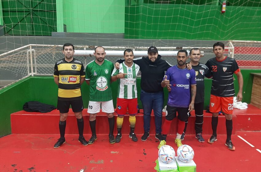  Suplente de Vereador de Borrazópolis faz entrega de Material Esportivo na Comunidade