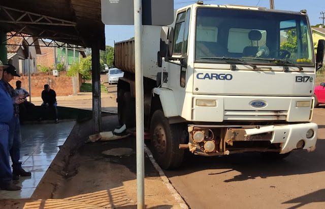  Sem motorista, caminhão desgovernado desce em rua e atinge três veículos em Rio Bom