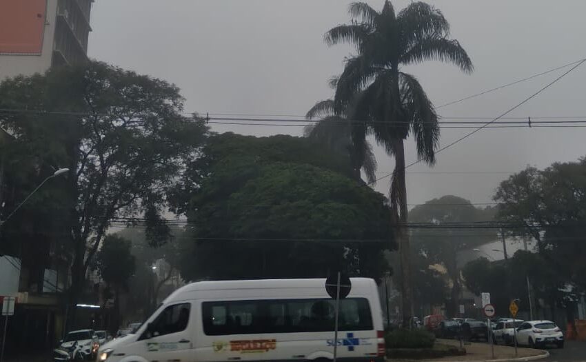 Neblina densa faz Catedral ‘desaparecer’ em Maringá