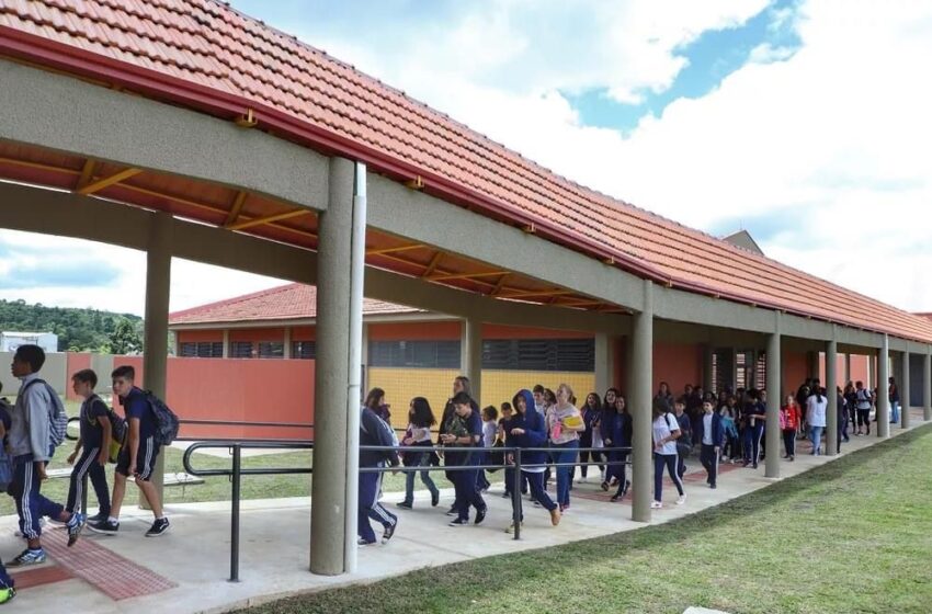  CERCA DE 1 MILHÃO DE ALUNOS VOLTAM ÀS AULAS ESTADUAIS NO PARANÁ      