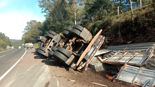  Caminhão tomba na BR-376, saída de Mauá da Serra para Ortigueira