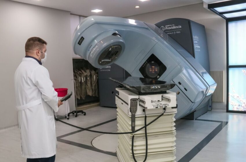  Junior da Femac avalia com o secretário Cézar Neves agregar novos serviços na radioterapia de Apucarana