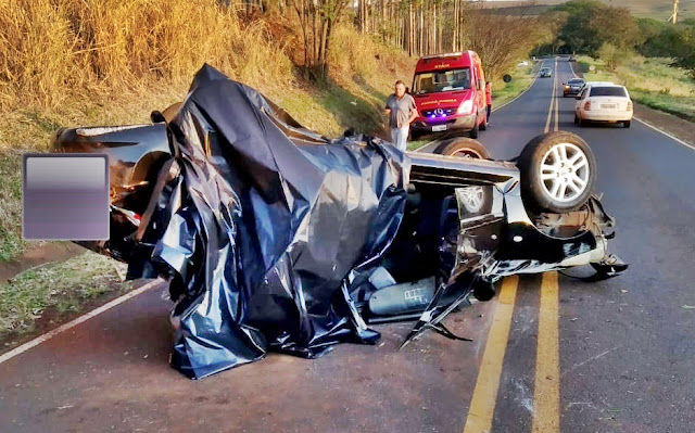  REGIÃO – Acidente com morte deixa carro destruído