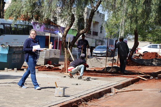  Diretora do Departamento de Agricultura da Prefeitura de Ivaiporã acompanha obras da Feira Livre Aquarela